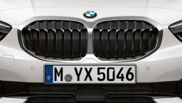 Kahepoolne neerukujuline iluvõre BMW 1. seeria mudelil F40 Sport Line värvitoonis Mineral White metallik BMW 1. seeria F40 kahepoolne neerukujuline iluvõre
