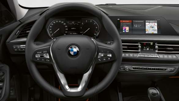 BMW 1. seeria F40, nahkkattega sportrool BMW 1. seeria mudeli F40 Sport Line juhikoht koos nahkkattega sportrooliga