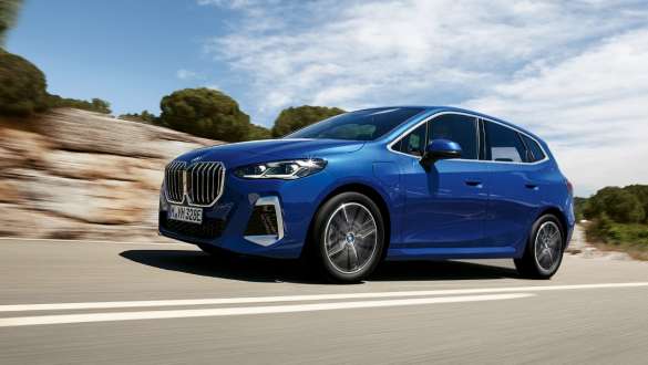 BMW 2. seeria Active Tourer 230e pistikhübriid U06 2021 sõitmas maateel BMW 2. seeria Active Tourer 230e pistikhübriid U06 2021 M Portimao Blue metallik, kolm neljandikku külgvaade sõites maateel