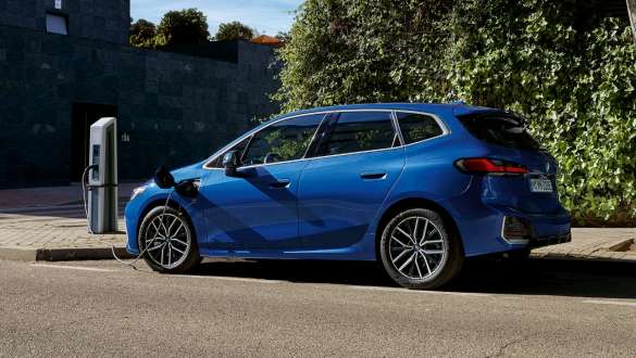 BMW 2. seeria Active Tourer 230e pistikhübriid U06 2021 parkimas laadimisjaamas BMW 2. seeria Active Tourer 230e pistikhübriid U06 2021 M Portimao Blue metallik, külgvaade laadimisjaamas