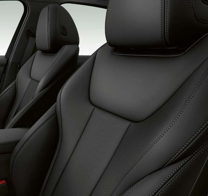 BMW 3. seeria Sedan, mudeli Sport Line esiistmed. BMW 3. seeria Sedan mudeli Sport Line esiistmete lähivaade küljelt.