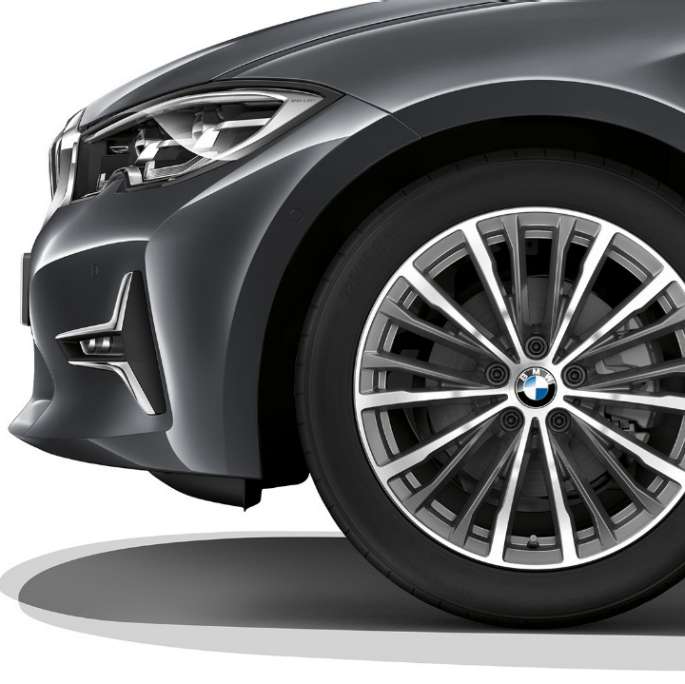 BMW 3. seeria Sedan, mudeli Luxury Line kergmetallvelg BMW 3. seeria Sedani mudeli Luxury Line kergmetallvelgede lähivaade.