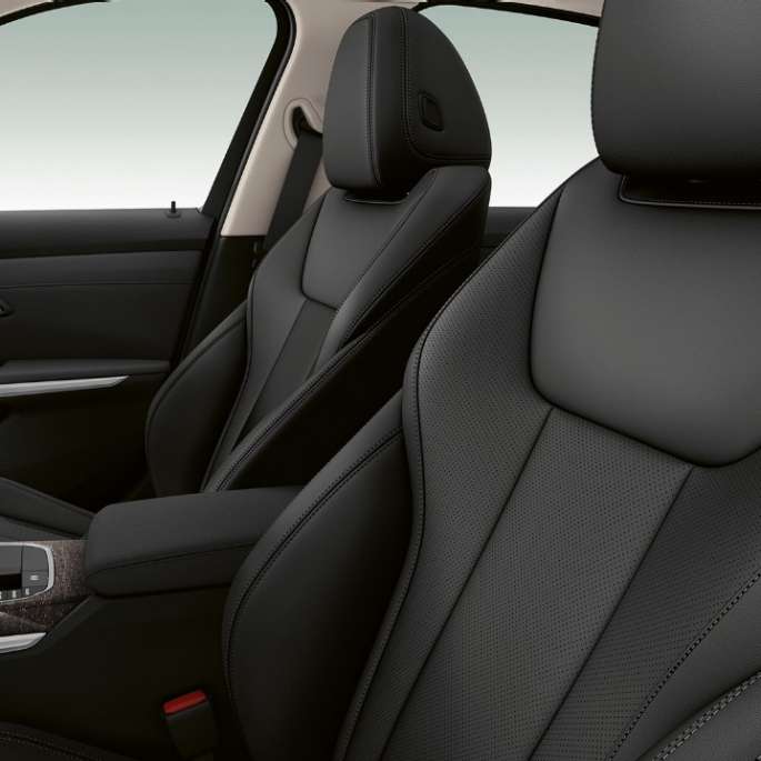BMW 3. seeria Sedan, mudeli Luxury Line esiistmed. BMW 3. seeria Sedani mudeli Luxury Line esiistmete lähivaade küljelt.