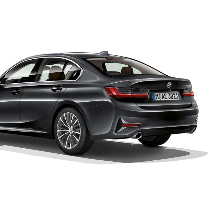 BMW 3. seeria Sedan, mudel Luxury Line tagant. BMW 3. seeria Sedan mudel Luxury Line kolm neljandikku tagantvaates.