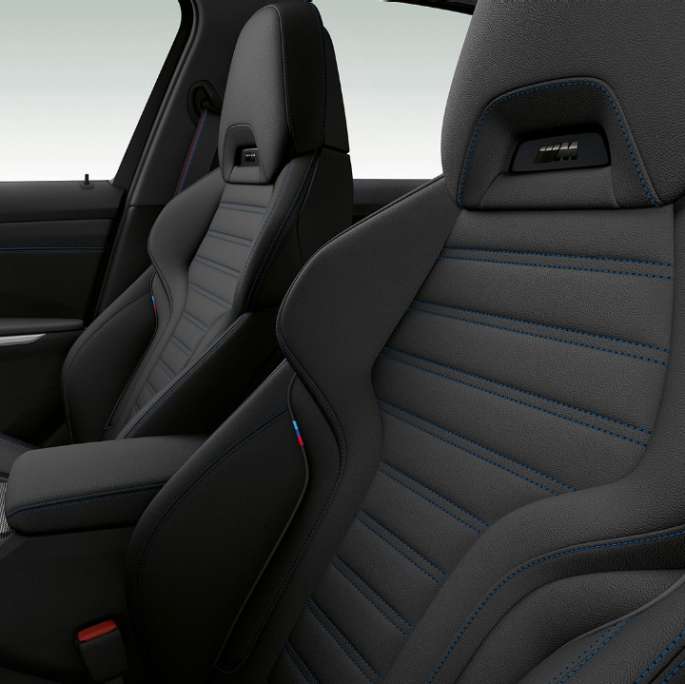 BMW 3. seeria Sedan Model M Sporti esiistmed BMW 3. seeria Sedan mudeli M Sport esiistmete lähivaade küljelt.