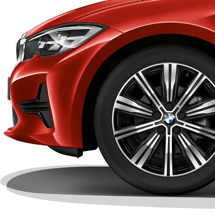 BMW 3. seeria Sedan, mudeli Advantage kergmetallveljed. BMW 3. seeria Sedani mudeli Advantage kergmetallvelgede lähivaade.