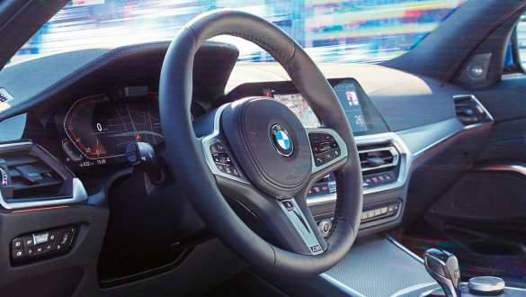 BMW 3. seeria Sedan, kohanduv sportrool. BMW 3. seeria Sedani juhikoha lähivaade küljelt fookusega kohanduval sportroolil.