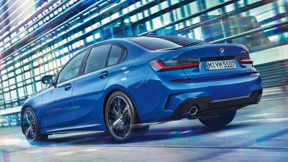 BMW 3. seeria Sedan, kohanduv M-vedrustus. Sõitev kohanduva M-vedrustusega BMW 3. seeria Sedan kolm neljandikku tagantvaates.