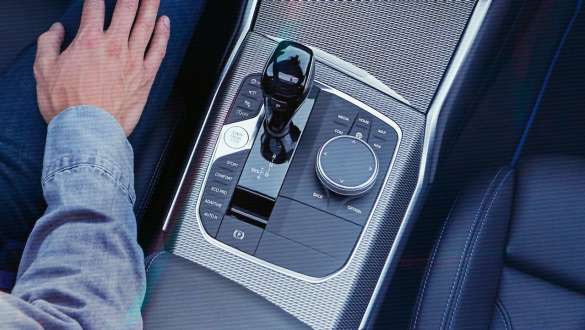 BMW 3. seeria Sedan, Steptronic-sportkäigukast. BMW 3. seeria Sedani keskkonsooli lähivaade ülalt koos käigukangi ja Steptronic-sportkäigukastiga.