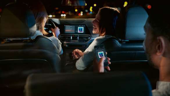BMW 3. seeria Sedan, Connected Command. BMW 3. seeria Sedani armatuurlaua lähivaade eest ja Connected Command.