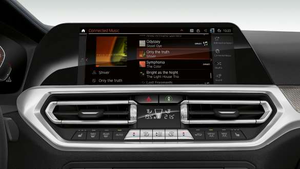 BMW 3. seeria Sedan, Connected Music. BMW 3. seeria Sedani armatuurlaua lähivaade eest ja Connected Music.