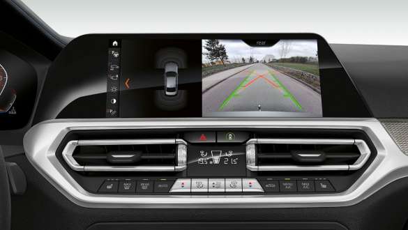 BMW 3. seeria Sedan, parkimisassistent Plus. BMW 3. seeria Sedani armatuurlaua lähivaade eest ja parkimisassistent Plus.