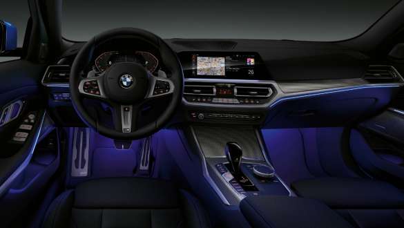 BMW 3. seeria Sedan, salongivalgustus. BMW 3. seeria Sedani juhikoha eestvaade koos sinise salongivalgustusega jalaruumiga.