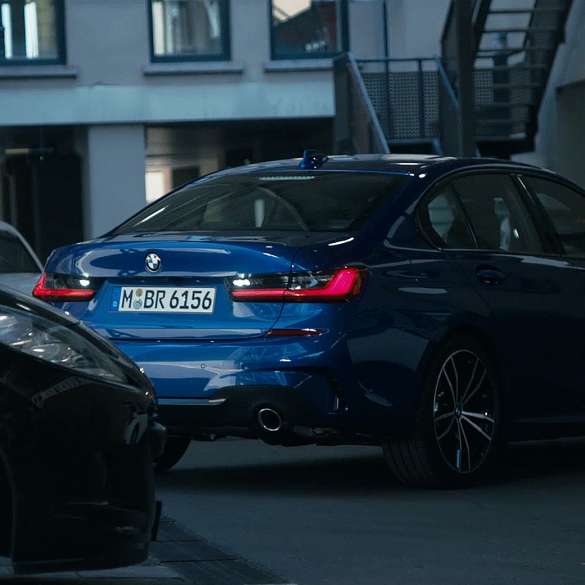 BMW 3. seeria Sedan, tagurdamise abisüsteem. BMW 3. seeria Sedani armatuurlaua lähivaade eest ja tagurdamise abisüsteem.