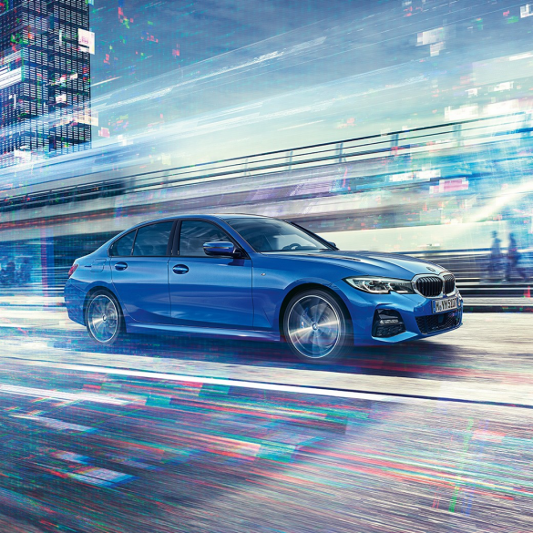 BMW 3. seeria Sedan, külgvaade sõidu ajal. BMW 3. seeria Sedan külgvaates linnasõidul.