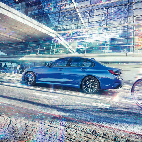 BMW 3. seeria Sedan, külgvaade. BMW 3. seeria Sedani foto külgvaates klaasist hoone ees.