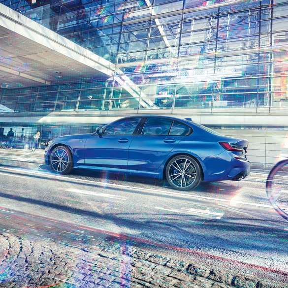 BMW 3. seeria Sedan, külgvaade. BMW 3. seeria Sedani foto külgvaates klaasist hoone ees.