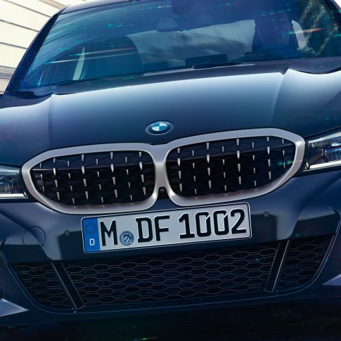 BMW 3. seeria Sedan, BMW kahepoolne neerukujuline iluvõre. Võrgudisainiga BMW neerukujuline iluvõre mudelil BMW 3. seeria Sedan M340i xDrive, lähivaade eest.