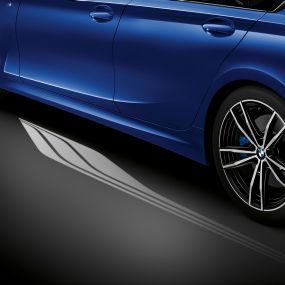 BMW 3. seeria Sedan, tervitav valgusvaip. Lähivaade avatud juhipoolsest uksest koos tervitava valgusvaibaga.