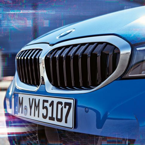 BMW 3. seeria Sedan, kahepoolne neerukujuline iluvõre. BMW 3. seeria Sedani lähivaade küljelt ja kahepoolne neerukujuline iluvõre.