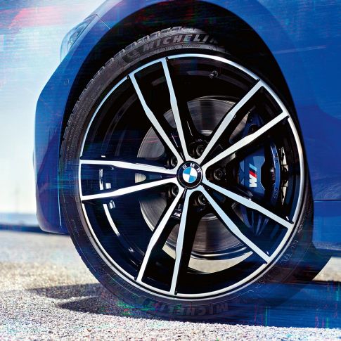 BMW 3. seeria Sedan, kergmetallveljed 791 M. BMW 3. seeria Sedani 19-tolliste 791 M Jet Black kergmetallvelgede lähivaade.