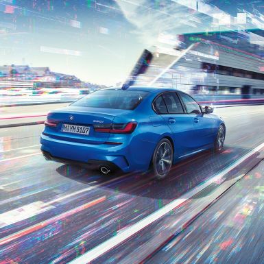 BMW 3. seeria Sedan, külgvaade tagant. BMW 3. seeria Sedani kolm neljandikku tagantvaade linnas päeval.