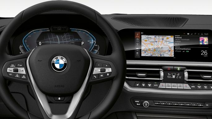 BMW 3. seeria Sedan, juhikoht. BMW 3. seeria Sedani juhikoht i-mudelite näidikutega, lähivaade eest.