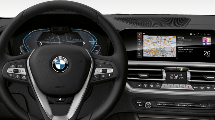 BMW 3. seeria Sedan, juhikoht. BMW 3. seeria Sedani juhikoht i-mudelite näidikutega, lähivaade eest.