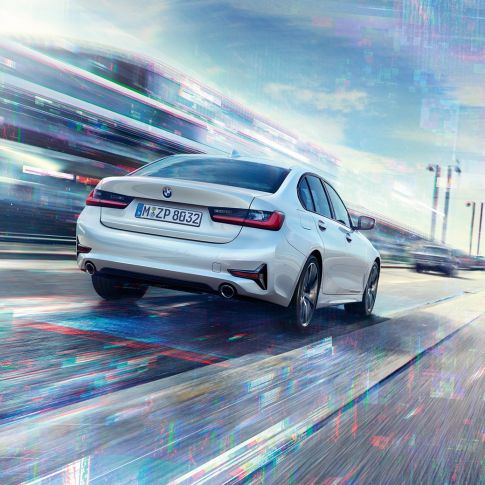 BMW 3. seeria Sedan 330e tagantvaates. Sõitev BMW 3. seeria Sedan 330e kolm neljandikku tagantvaates.