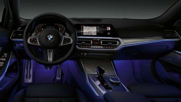 BMW 3. seeria Sedaan (G20), salongi meeleoluvalgustus. BMW 3. seeria Sedaan (G20), juhikoha eestvaade koos salongi sinise meeleoluvalgustusega jalaruumiga.