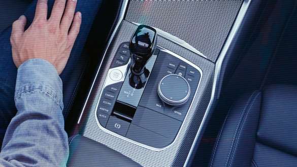 BMW 3. seeria Sedaan (G20), Steptronic-sportkäigukast. BMW 3. seeria Sedaan (G20), keskkonsooli lähivaade ülalt koos käigukangi ja Steptronic-sportkäigukastiga.