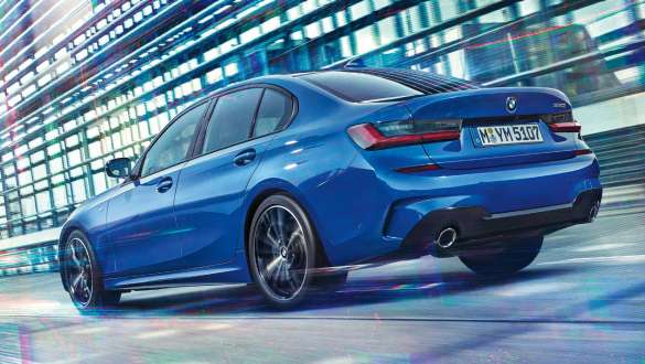 BMW 3. seeria Sedaan (G20), kohanduv M-vedrustus. BMW 3. seeria Sedaan (G20), kolm neljandikku tagantvaade koos kohanduva M-vedrustusega.