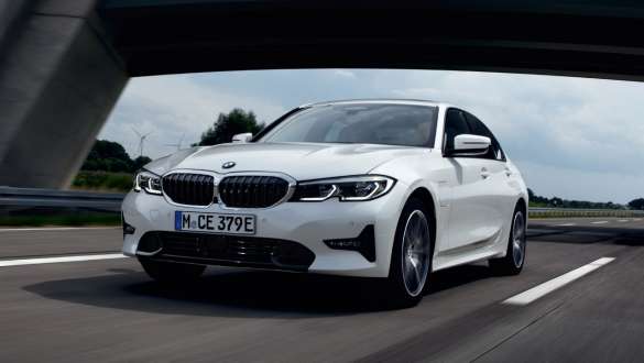 BMW 3. seeria Sedaan 2021 G20 pistikhübriid, kolm neljandikku eestvaade, sõitmas BMW 3. seeria Sedaan 2021 G20 pistikhübriid, kolm neljandikku eestvaade, tänaval sõitmas