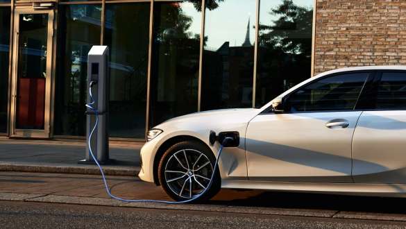 BMW 3. seeria Sedaan 2021 G20 pistikhübriid, külgvaade BMW 3. seeria Sedaan 2021 G20 pistikhübriid, külgvaade, laadimisjaamas