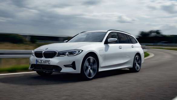 Pistikhübriid BMW 3. seeria Touring 2021 G21, kolm neljandikku eestvaade, sõitmas Pistikhübriid BMW 3. seeria Touring 2021 G21, kolm neljandikku eestvaade, tänaval sõitmas