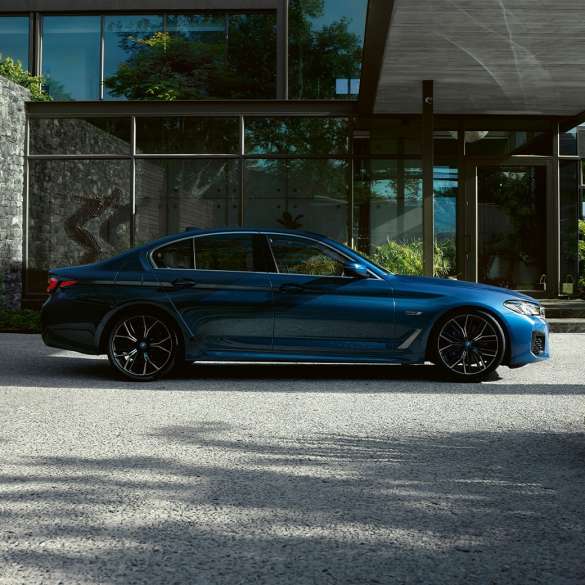 BMW 5. seeria Sedaan G30, välisilme BMW 5. seeria Sedaan G30 Facelift 2020 Phytonic Blue, külgvaade parkides