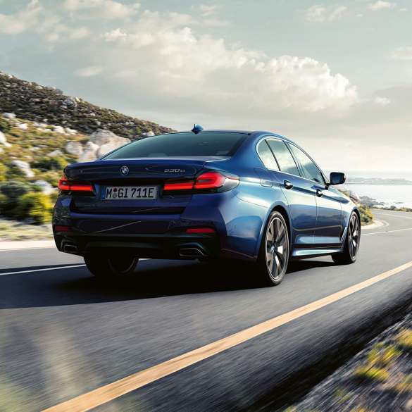 BMW 5. seeria Sedaan G30, sõidudünaamika BMW 5. seeria Sedaan G30 Phytonic Blue, sõidudünaamika, kolm neljandikku eestvaade sõites