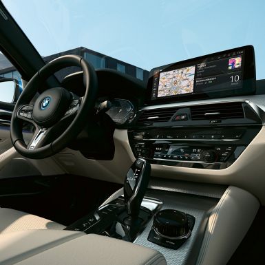 BMW 5. seeria Sedaan G30, salong BMW 5. seeria Sedaan G30 Facelift 2020 salong, keskpaneeli ekraan ja nahkkattega sportrool