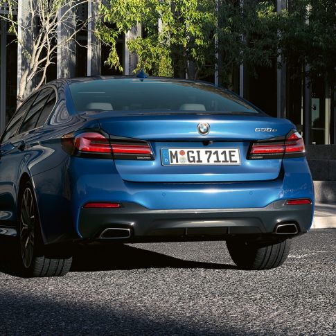 BMW 5. seeria Sedaan G30, tagaspoiler BMW 5. seeria Sedaan G30 Facelift 2020 Phytonic Blue, vabakujulised summutitorud, lähivaade tagant