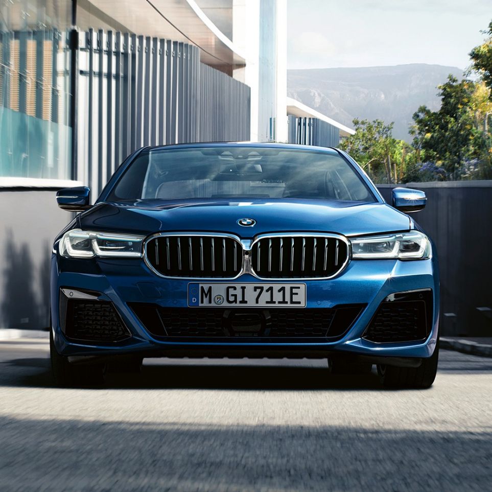 BMW 5. seeria Sedaan G30, neerukujuline iluvõre ja esispoiler BMW 5. seeria Sedaan G30 Facelift 2020 Phytonic Blue, neerukujuline iluvõre ja esispoiler, lähivaade eest