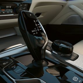 BMW 5. seeria Sedaan G30, juhtseadmed BMW 5. seeria Sedaan G30 Facelift 2020 salong, mustad kõrgläikega juhtseadmed