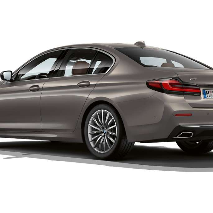 BMW 5. seeria Sedaan G30 Luxury Line, tagant BMW 5. seeria Sedaan 520d xDrive G30 2020 Luxury Line, Bernina Grey, kolm neljandikku tagantvaade