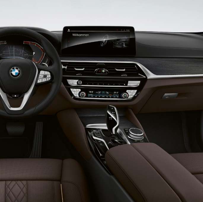 BMW 5. seeria Sedaan G30 Luxury Line, juhikoht BMW 5. seeria Sedaan 520d xDrive G30 2020, Luxury Line, salong, eksklusiivne nahksisu „Nappa“ Mokka, eksklusiivõmblused kontrastääristega, juhikoht