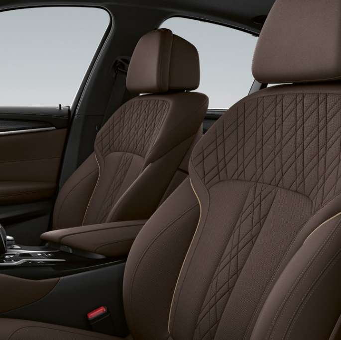 BMW 5. seeria Sedaan G30 Luxury Line, istmekatted BMW 5. seeria Sedaan 520d xDrive G30 2020, Luxury Line, salong, eksklusiivne nahksisu „Nappa“ Mokka, eksklusiivõmblused kontrastääristega, istmekatted