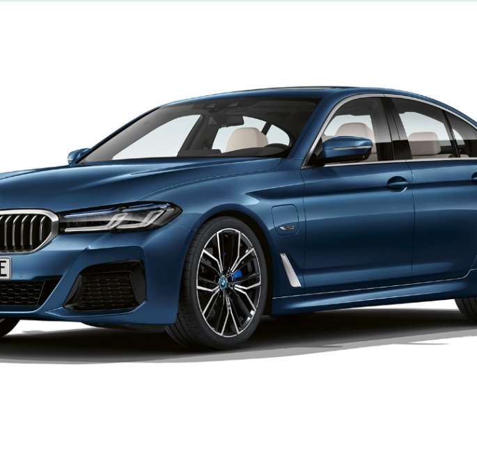 BMW 5. seeria Sedaan G30 pistikhübriid, M-sportpakett, eest BMW 5. seeria Sedaan 520d xDrive G30 2020 M-sportpakett, Alpine White, kolm neljandikku eestvaade