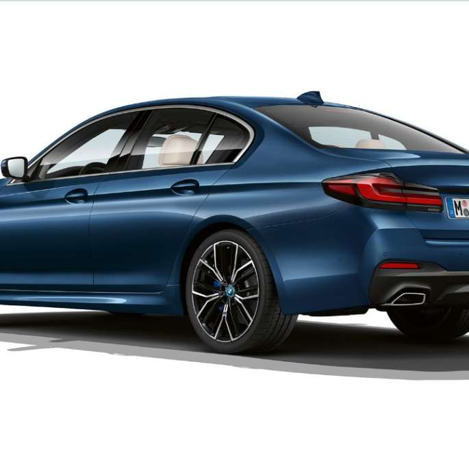 BMW 5. seeria Sedaan G30 pistikhübriid, M-sportpakett, tagant BMW 5. seeria Sedaan 520d xDrive G30 2020 M-sportpakett, Alpine White, kolm neljandikku tagantvaade