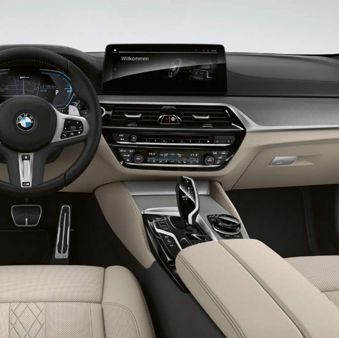 BMW 5. seeria Sedaan pistikhübriid G30 M-sportpakett, juhikoht BMW 5. seeria Sedaan 520d xDrive G30 2020 M-sportpakett, salong, nahkpolster „Dakota“ Black siniste kontrastõmblustega, juhikoht