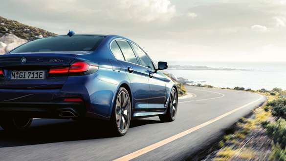 BMW 5. seeria Sedaan G30, nelja ratast hõlmav aktiivrool BMW 5. seeria Sedaan G30 Facelift 2020, nelja ratast hõlmav aktiivrool, kolm neljandikku tagantvaade sõites