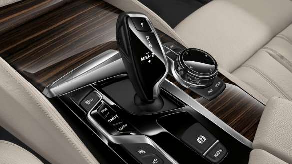 BMW 5. seeria Sedaan G30 salong, juhtseadmed BMW 5. seeria Sedaan G30 Facelift 2020 salong, mustad kõrgläikega juhtseadmed