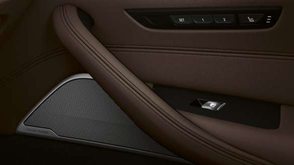 BMW 5. seeria Sedaan G30, ruumilise heli süsteem Bowers & Wilkins Diamond BMW 5. seeria Sedaan G30 Facelift 2020, salong, ruumilise heli süsteem Bowers & Wilkins Diamond, lähivaade uksele
